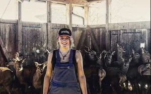 Selina Rieder im Stall bei den Hirschen. (Bild Selina Rieder)