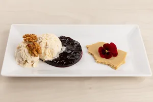 Als Dessert gibt es bei Heidi Lutstorf Besan Laddu (ein Süssgebäck aus Kichererbsenmehl), Sauerrahmglace mit caramellisierten Baumnüssen und Coulis aus Kornelkirschen.