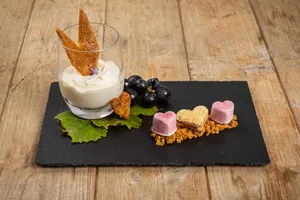 Traubentiramisù, Traubenglace und Schwiegermutterchräpfli. (Bild SRF/ Ueli Christoffel)