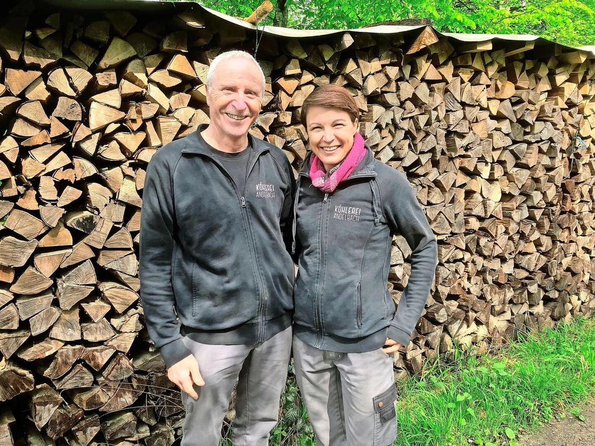 f574e27cb6932117478d40aaf65c7cd1f50c73e11bf3aac0390b9927a20a075d Peter und Corinne Dietschweiler freuen sich auf das 10-jährige Jubiläum des Vereins Köhlerei Andelbach.