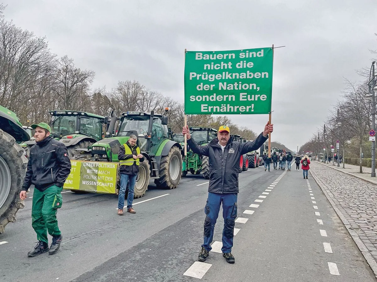 71c8ff451bae56e03146662161975eb8301ff475f012b0fc6b4ce566f87dafa0 Die deutschen Landwirte sind sauer. Die Sparpläne der Bundesregierung treffen sie alle.