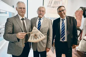Pierre-Ivan Guyot (l.) übernimmt das Präsidium der Interprofession du Gruyère AOP von Oswald Kessler (m.). Rechts im Bild, Direktor Philippe Bardet.