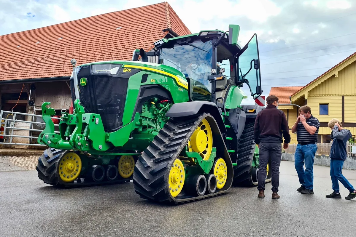 707e7d67e9d4a90d8b85c97fc80fdec2c844efa0 John-Deere 8RX 370 Raupentraktor in Pierrafortscha FR. (Bild: «die grüne» / Beat Schmid)