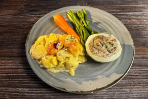 Als Hauptspeise serviert Aurelia Nauer gefüllte Kohlrabi mit Kartoffelgratin und Saisongemüse.