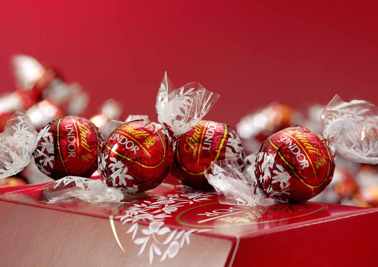 Geht es nach Lindt&Sprüngli, sollen Lindor-Kugeln wieder vermehrt gegessen werden.