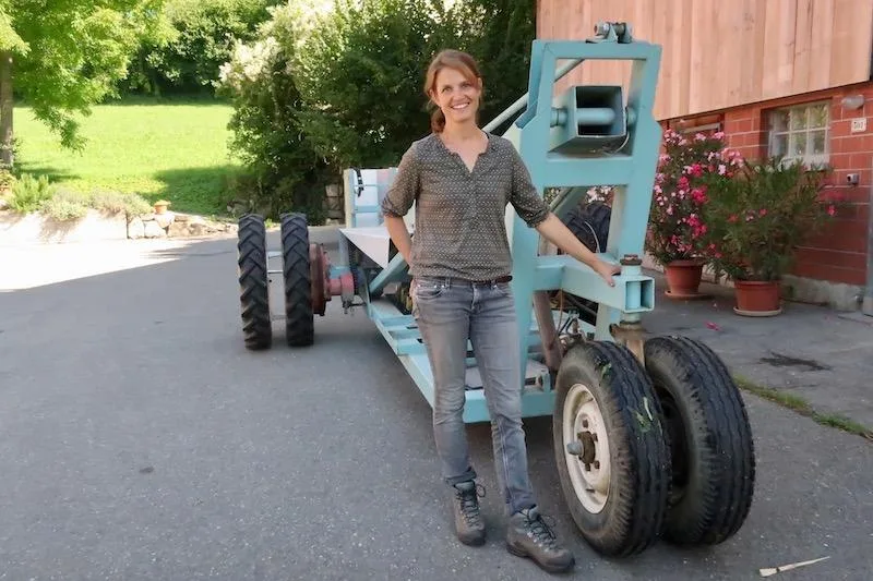 4eabf77a447d19143d2abc60cbe6b36b160bb988 Kathrin Frei führt ihre hydraulische Baumleiter vor, die ihr Mann Lukas eigens für sie gebaut hat. «Die einzige mit elektrischem Antrieb.» (Bilder Esther Thalmann)