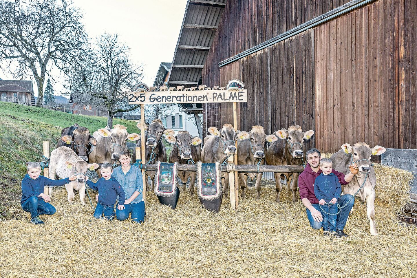 Die Familie Antonia und Markus von Ah-Spichtig, Flüeli-Ranft, mit der grossen Nachkommenschar der Kuh Palme.