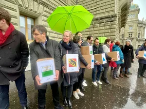Die Klimafonds-Initiative ist mit 105'000 gültigen Unterschriften in Bern eingereicht worden (v.l.): die Nationalräte Roger Nordmann (SP/VD), Aline Trede (Grüne/BE) und Balthasar Glättli (Grüne/ZH).