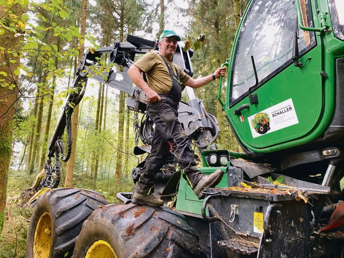Sepp Schaller auf dem John Deere Rad-Harvester.