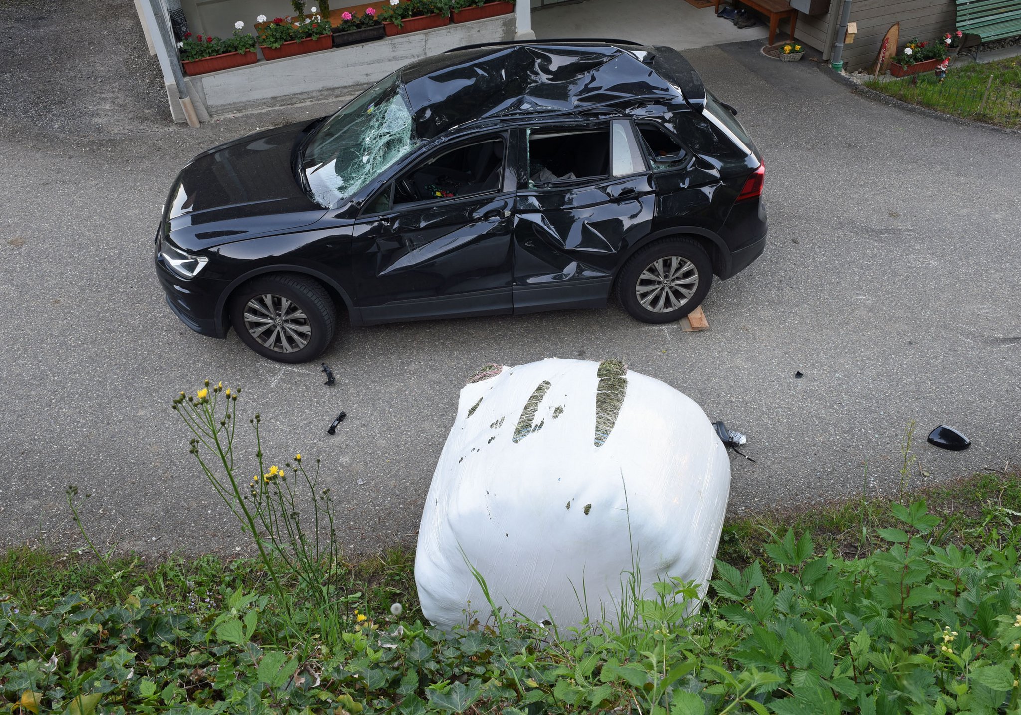 Autofahrerin in Menznau von Siloballe getroffen und verletzt