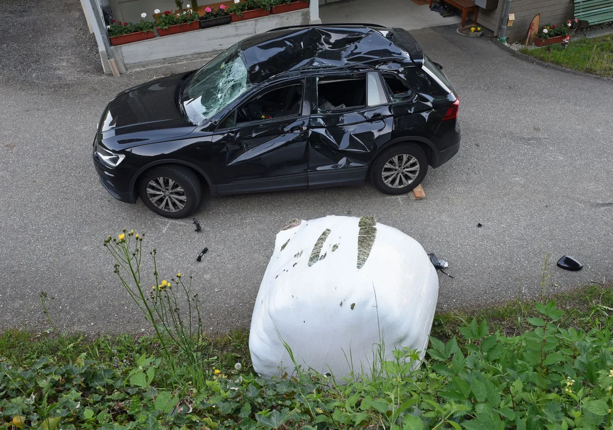 22-05-12_Menznau_02 Autofahrerin in Menznau von Siloballe getroffen und verletzt
