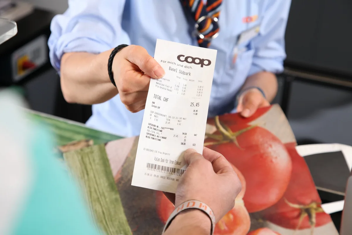 dd76430a4209ce7013cb43c3cd870334725a4cef Konsumentinnen und Konsumenten waren 2013 weniger kauffreudig. (Bild: Coop)