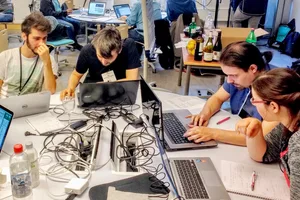 Hackathon oder Hackdays sind kollaborative Soft- und Hardware-Entwicklungsveranstaltungen. Bild: Wikipedia / Basil217