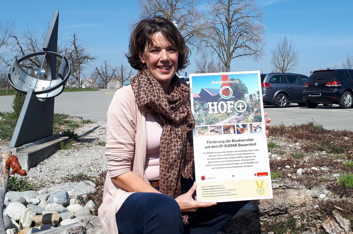 Regula Gysel-Stoll hat heute Montag, 1. April, in Zollikofen BE, die erste und ganz druckfrische Auszeichnung für Hof+ von IP Suisse erhalten.