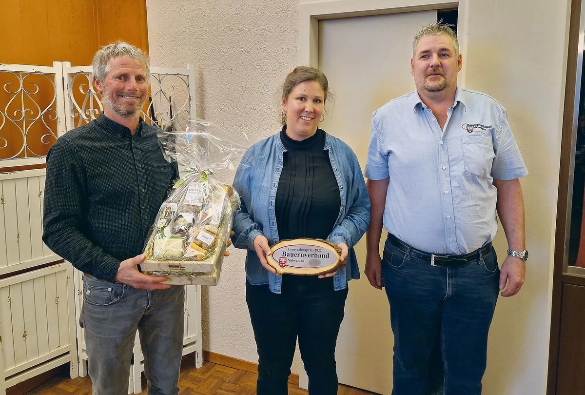 b257a5fe4c843b3d768f67cd7b24aac3e80f7962bc5c96c724ca9af9386a4905 Gewinner des Innovationspreises (v. l.) Martin von Holzen und Anita Z’Rotz, mit Vorstandsmitglied Beat Risi.