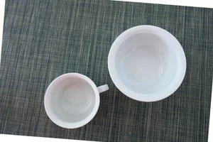 Grauschleier auf Porzellan stammt meist von Besteckabrieb. Er lässt sich entfernen.