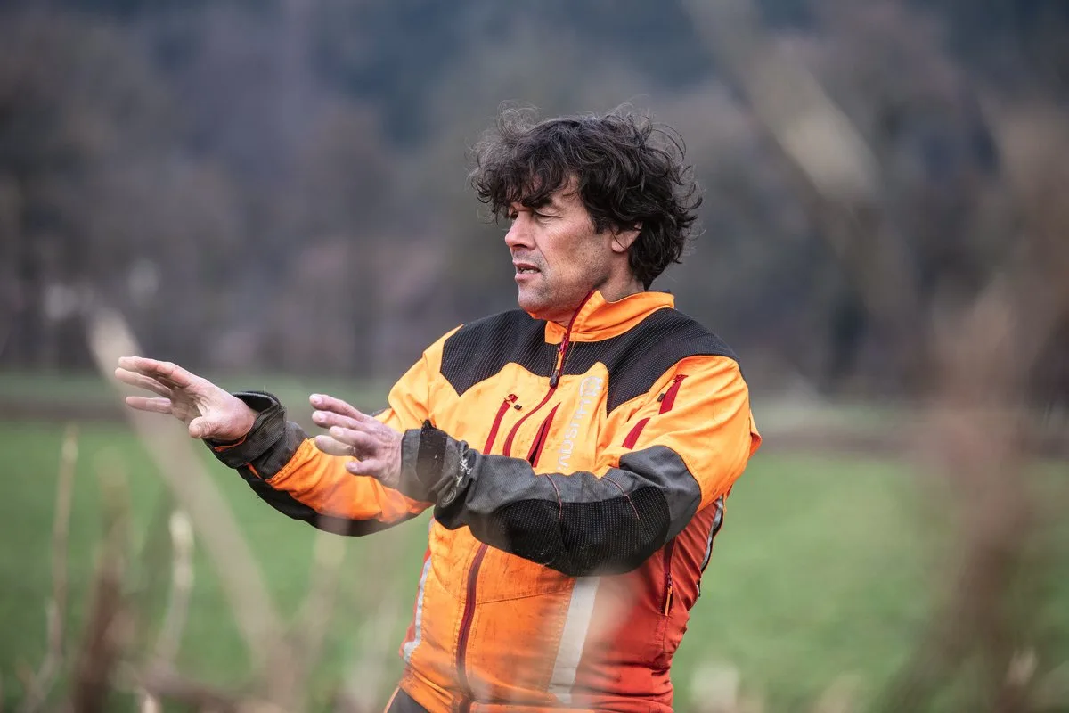 5396e9ad9e39b1d562667dc5d4db80a8a70e15b7 Thomas Baumann hegt und pflegt auf der «Galegge» seit 30 Jahren Hecken. Bild: Pia Neuenschwander