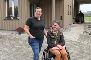 Jeannette Stadelmann-Eugster (l.) betreibt mit ihrem Mann in Neugut Degenau eine Hofbeiz. Claudia Tschannen aus Illighausen bietet mit ihrer Familie Übernachtungen mit Frühstück an.