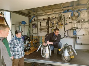 Fundierte Ausbildung als wichtige Grundlage für professionelles Melken. Selbst als routinierter Melker sollen Abläufe immer wieder hinterfragt werden. (Bild Matthias Schick)
