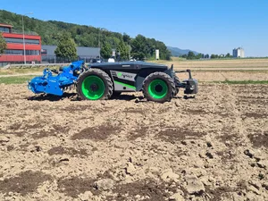 Der AgBot2.055W4 hat einen 75 PS-Dieselmotor an einem Generator. Der Fahr- und Zapfwellenantrieb erfolgt elektrisch. Die Hubkraft beträgt vier Tonnen.