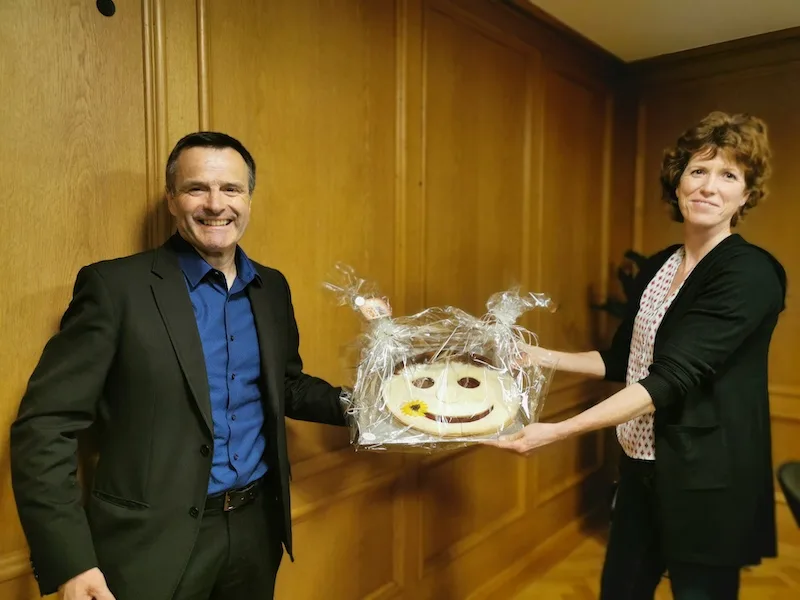 9ab3c1ff5f4f166ede319cfcccfb1a9368046537 Urs Schneider erhielt von Regula Böhi-Zbinden, Präsidentin des Thurgauer Landfrauenverbands, einen Riesen-Spitzbub geschenkt. (Bild Colette Ammann, VTL)