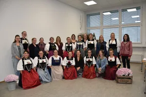 Sie haben es geschafft: Diese Frauen haben mindestens elf Module an 80 Schultagen mit 600 Lektionen besucht und die Modullernzielkontrolle erreicht.