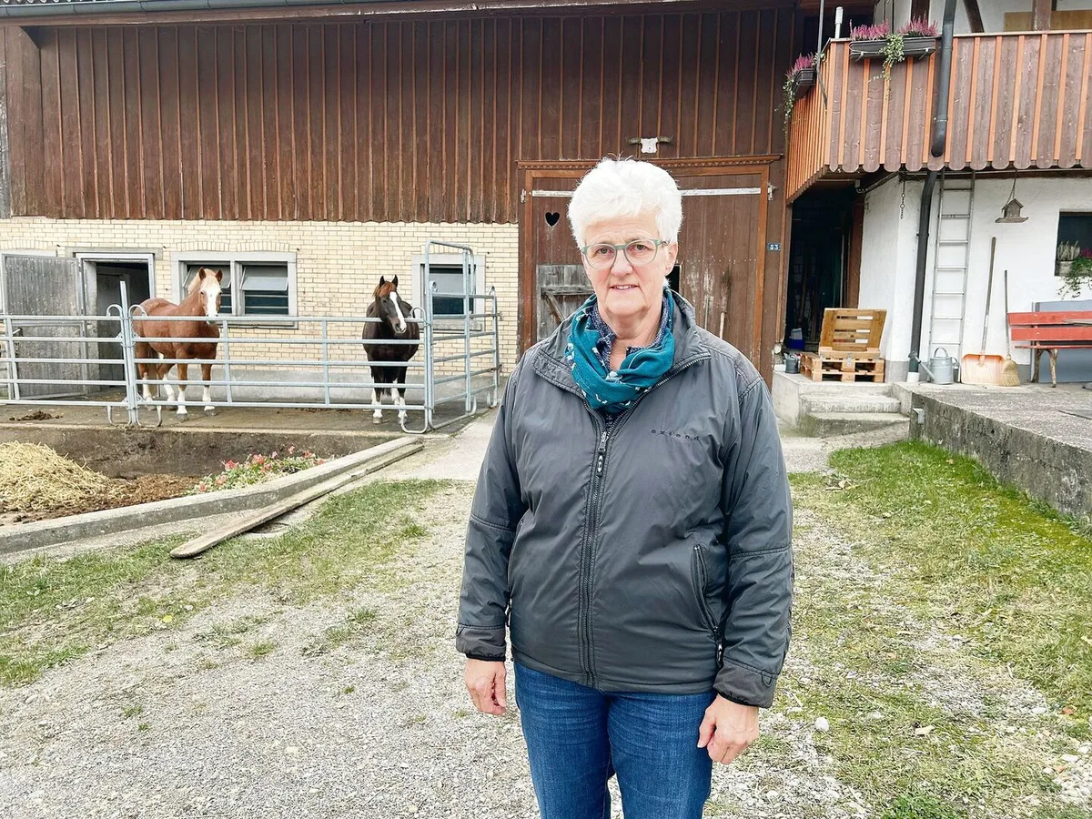 9bd05c5bf968ae42662ab04e9103471395b915a1a89fa4f8c408a7f3687a7e88 Ruth Büchi-Vögeli, Bäuerin und Gemeindepräsidentin von Elgg, wird am 4. Dezember als Kantonsrätin vereidigt. Zu Hause ist sie auf dem Hof Heurüti in Elgg. Im Hintergrund das Wohnhaus mit dem Stöckli und den beiden Freibergerstuten Fiona und Fabiola.