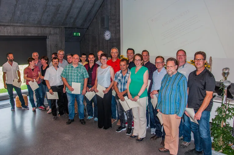 ef58b44f0e9dcb79d8388548d555d8347f24ccb6 Die Diplomierten der Imkerbildung 2019. (Bild Ruedi Ritter, Bienen Schweiz)