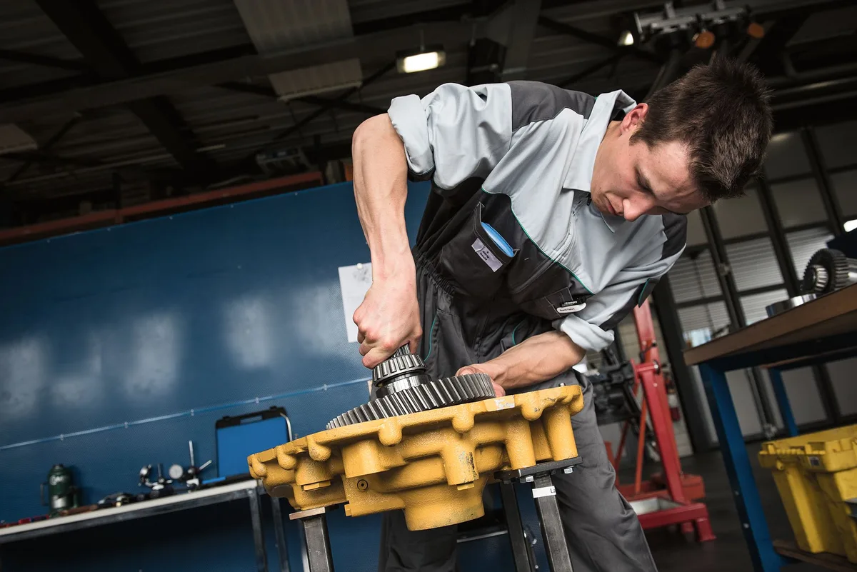 0dd3061d33a9781fe4804f13eba371b64c67a0bb Landmaschinenmechaniker sind gut ausgebildet und mit ihren Fähigkeiten in anderen Branchen sehr gefragt. Dies hat dazu geführt, dass bei Landtechnik-Werkstätten Fachkräfte fehlen. Bild: AM Suisse