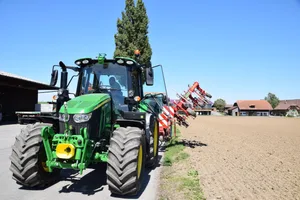 Schäden durch landwirtschaftliche Fahrzeuge können schnell sehr teuer werden. Daher lohnt es sich, über die Versicherungssumme nachzudenken.