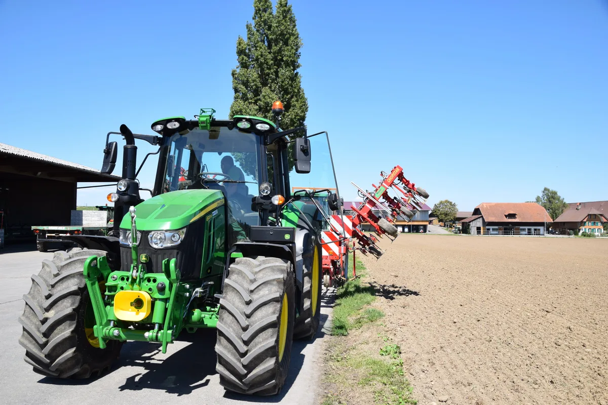 Schäden durch landwirtschaftliche Fahrzeuge können schnell sehr teuer werden. Daher lohnt es sich, über die Versicherungssumme nachzudenken.