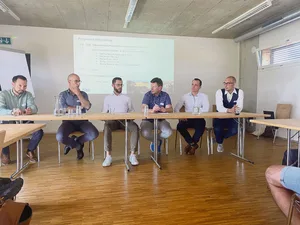 Der Moderator (3.v.r) führte durch die Podiumsdiskussion an der Andreas Messerli, Hilcona AG, Balz Strasser, Bio Suisse, Matthias Hofer, Coop, Markus Waber, VSGP und Stephan Blunschi, Migros (v.l) teilnahmen.