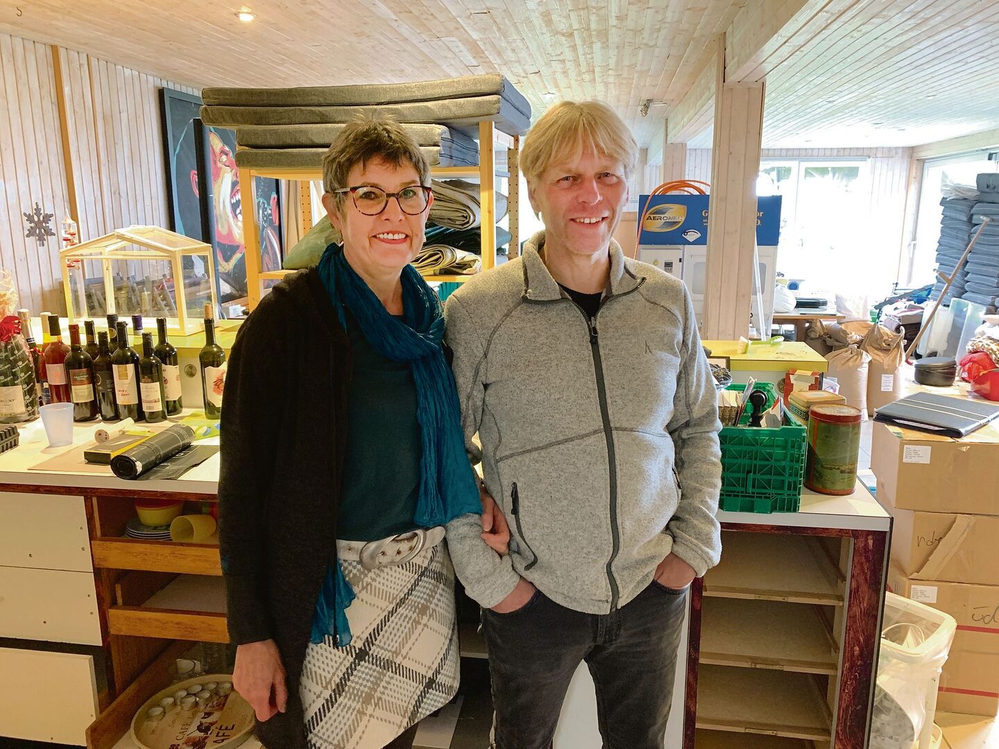 Demontieren und Ausräumen: Janine und Fritz Neuenschwander im aktuell überstellten ehemaligen und nun nicht mehr zulässigen Partyraum. Bald wird der zur Garage umgenutzt.