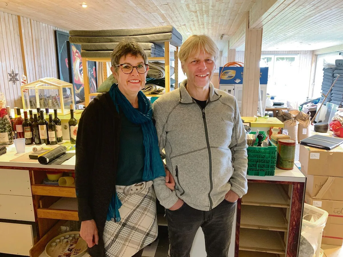 c80ff4633c36a0205241e90fc0113f242bbc5ae084517162fd9aa837e97db925 Demontieren und Ausräumen: Janine und Fritz Neuenschwander im aktuell überstellten ehemaligen und nun nicht mehr zulässigen Partyraum. Bald wird der zur Garage umgenutzt.