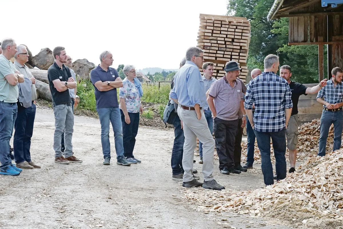 2c0faa384bd6af429d924d2176321d9cdce875d3 Sommeranlass von Holzindustrie Zentralschweiz: Besichtigung des Schnitzellagers und der Holzverstromungsanlage auf dem Betrieb Bucher in Ruswil. (Bild Lignum)