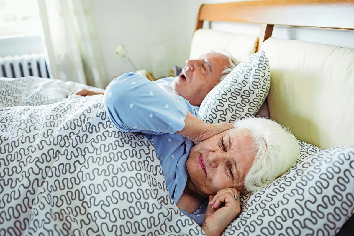 5b8f312744fc3bd536e04ffbba6a1619a34fa722cee71078912ad9fee77ae707 Schnarchen kann nicht nur den Partner oder die Partnerin den Schlaf rauben. Kommen Atemaussetzer dazu, kann es für die eigene Gesundheit gefährlich sein.