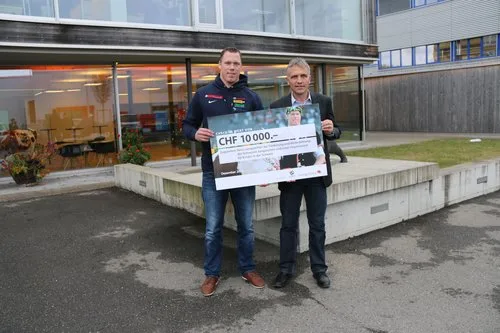 Schwingerkönig Matthias Sempach mit Swissgenetics-Direktor Stefan Felder. (zVg)