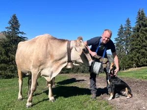 Jonas Portmann geniesst den Sommer auf der Alp, freut sich aber auch auf die spannende Zeit im Tal.