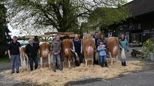Markus (Mitte) und Reto von Dach (rechts) freuen sich mit der Familie und Helfern über den Erfolg ihrer Zuchtfamilie.