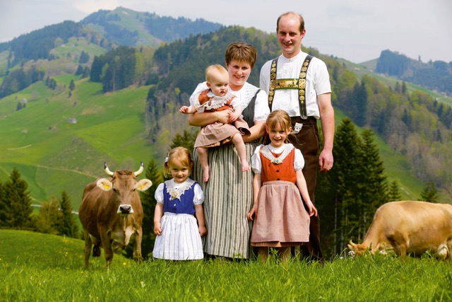 Halten 20 behornte Braunvieh-Kühe: Familie Frischknecht. (Bild zVg)