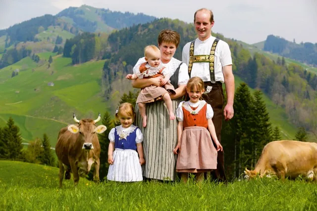 09cb15d27387f94dac1a6ba88aceba38e4d332a5 Halten 20 behornte Braunvieh-Kühe: Familie Frischknecht. (Bild zVg)