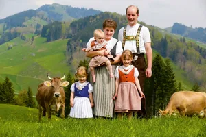 Halten 20 behornte Braunvieh-Kühe: Familie Frischknecht. (Bild zVg)