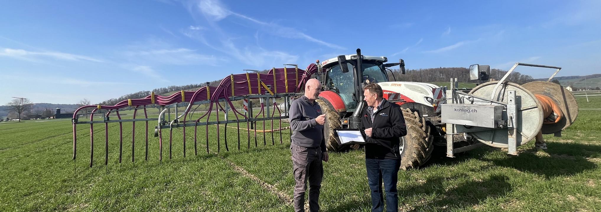 Othmar Vollenweider vom Bauernverband Aargau (r.) bei einer Düngeberatung auf einem Landwirtschaftsbetrieb.