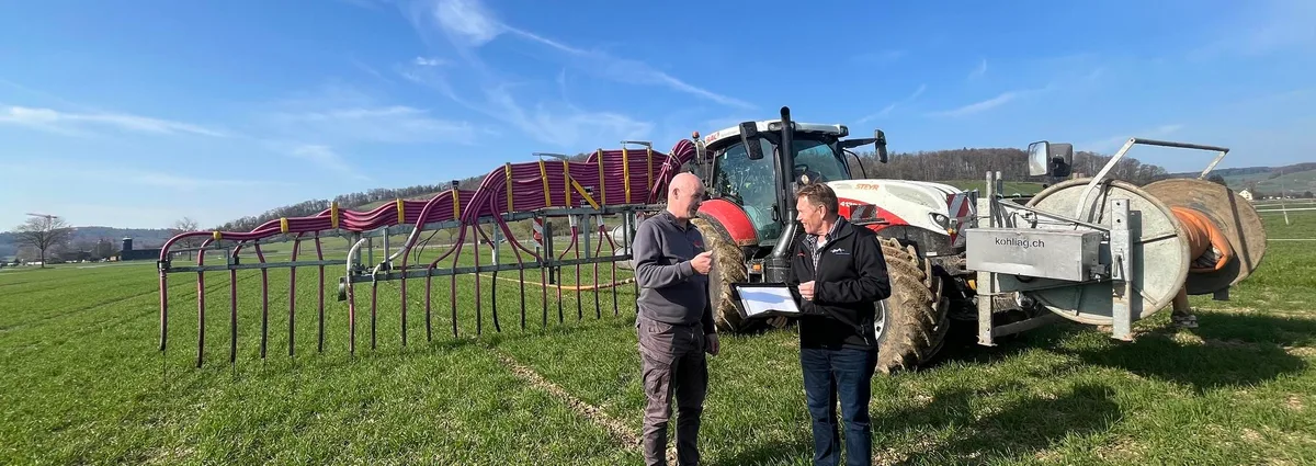 Othmar Vollenweider vom Bauernverband Aargau (r.) bei einer Düngeberatung auf einem Landwirtschaftsbetrieb.