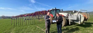 Othmar Vollenweider vom Bauernverband Aargau (r.) bei einer Düngeberatung auf einem Landwirtschaftsbetrieb.