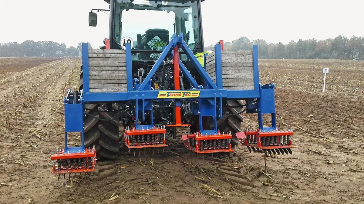 a33d50138464bbe2b90f98f02107e328360a821f Der Stoppelschlitzer drückt einzelgefederte Messer mit einem Abstandvon rund zwei Zentimetern in den Boden und zerschneidet Maisstoppeln.Bild: zVg