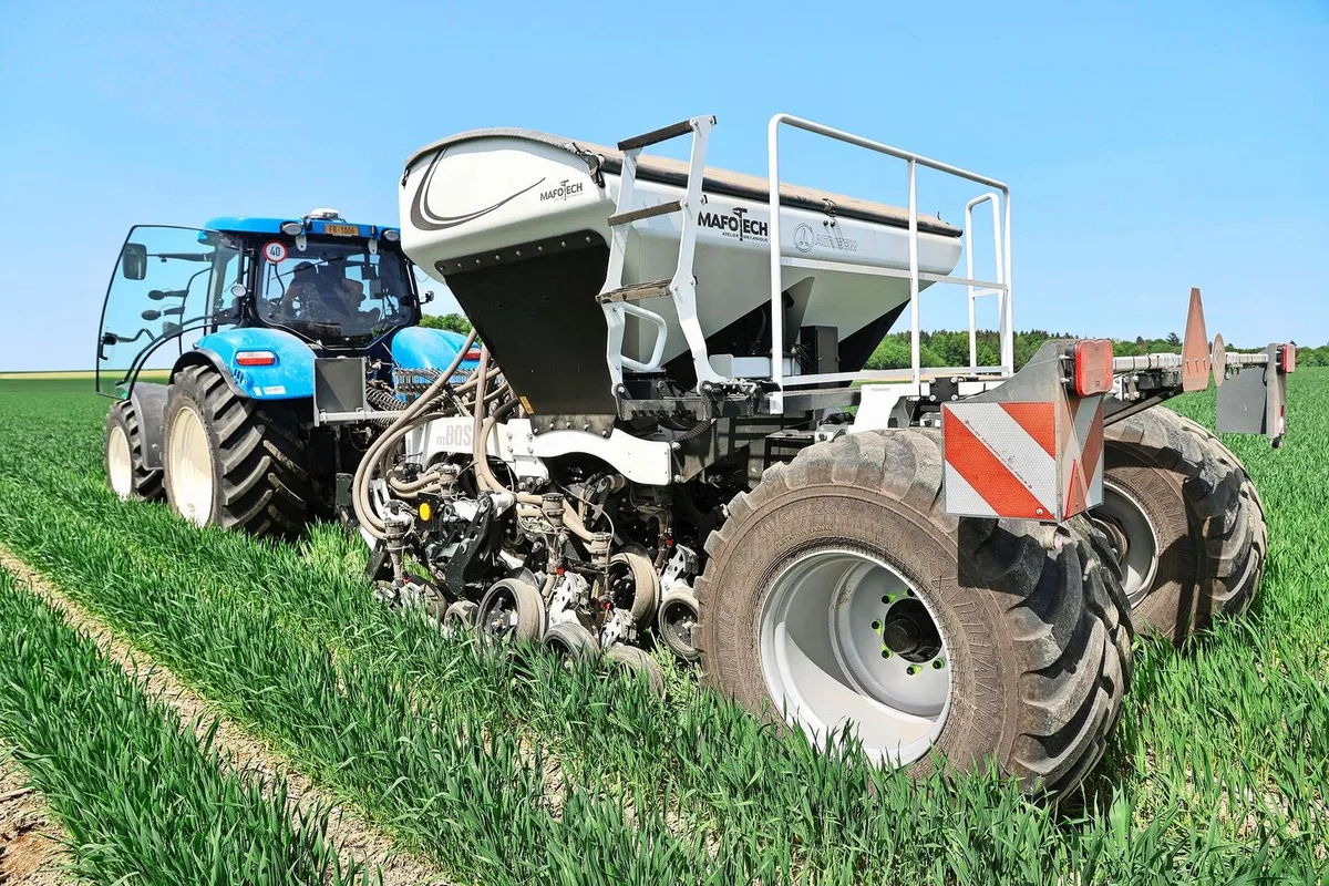 5329e1aff33bb424eed32b3fde39396baa86eb03b90cb581884a945eb086d0f2 Jeweils zwei Reihen Soja drillte Reto Minder zwischen zwei Weizenreihen ein. Die Schächte für Soja blieben durch die vorgängige Herbizidbehandlung unkrautfrei.