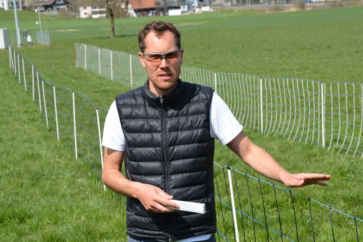 f7fc03b6529ce22f764afa0414fe1f8517ea4dc0 Andreas Schiess ist Fachstellenleiter Herdenschutz bei Agridea. Er informierte über Schadenverhütungsmassnahmen und die Teilfinanzierung von Elektrozäunen. (Bild Peter Bringold)