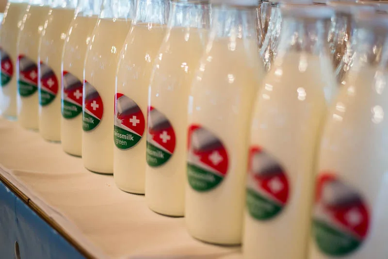 7394b36cf17d45c72cbabb8c31d475c15c376629 Das neue Label auf neuen Flaschen: So sieht "Swissmilk green" im Einsatz aus (Bilder hja)