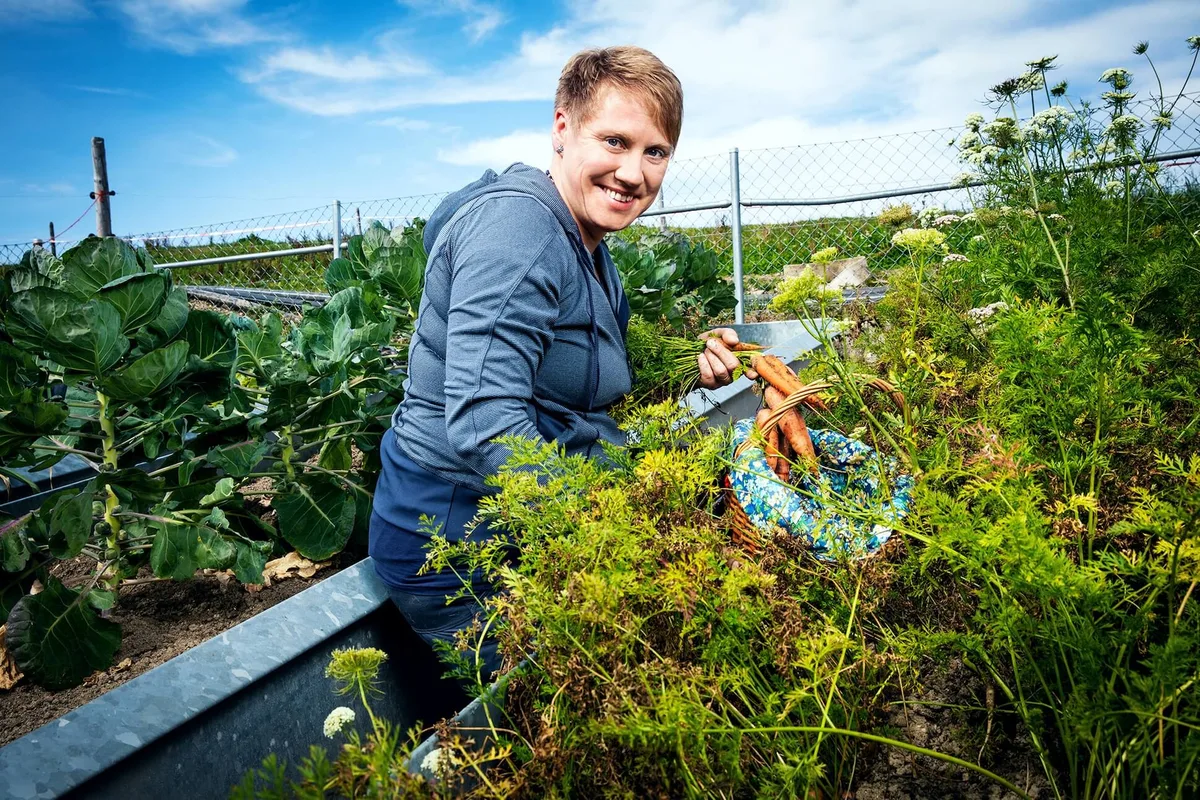 eb62929fa1573170874421396c4a5b0020d8ef95 Landfrauenküche 2019 - Astrid Murpf Foto-Shooting im Garten (Bild: SRF/Ueli Christoffel)